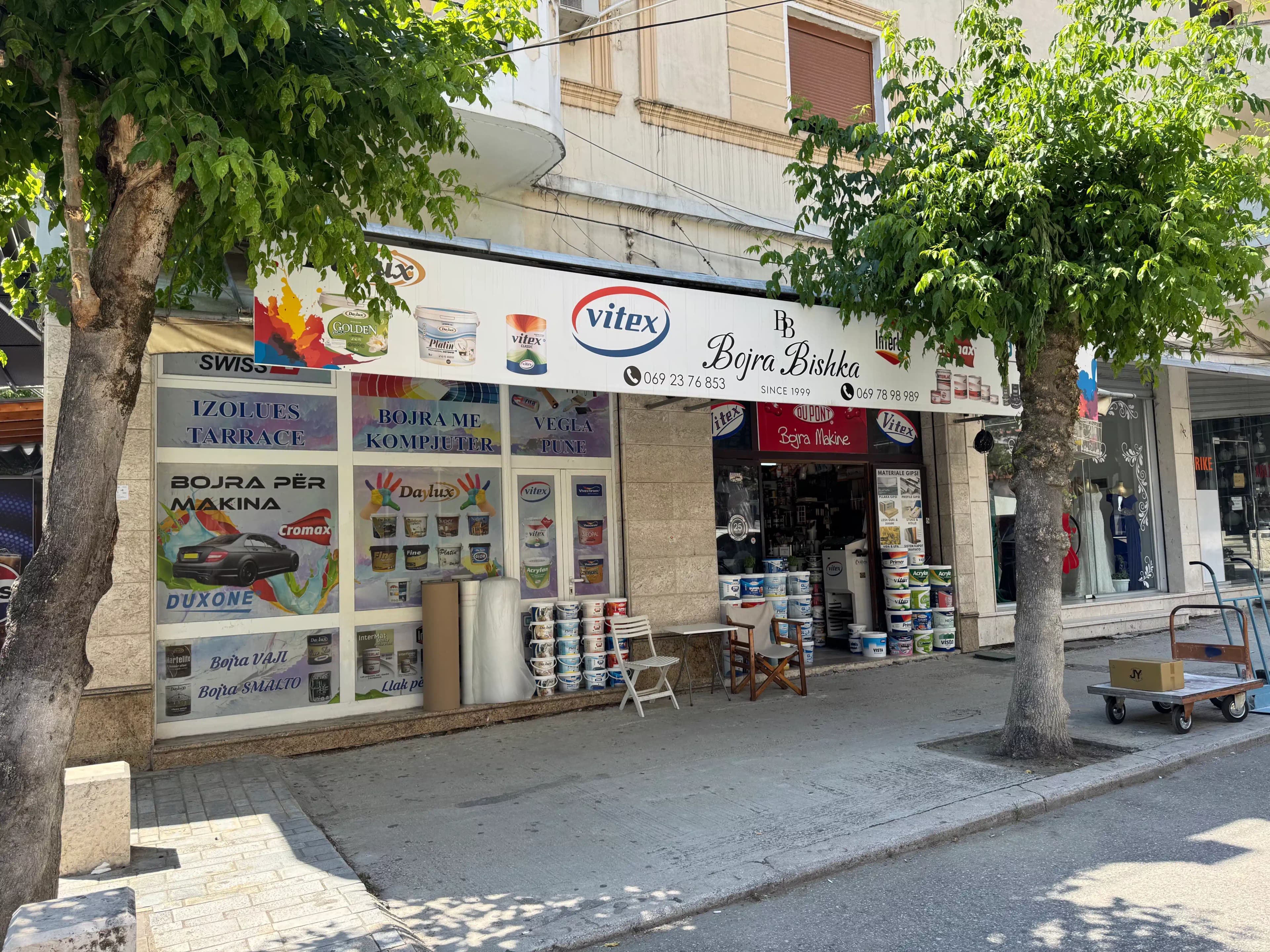 Dyqani Bojra Bishka në Rrugën Antipatrea, Berat - bojë shtëpie, bojra makine dhe materiale ndërtimi